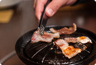 お肉を焼く ※トッピングで「キムチ」「にんにく」がおすすめ！